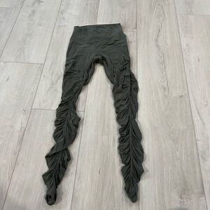 Lululemon Leggings Womens 4
Black Into Something Good Tight
28" Ruched Pull On